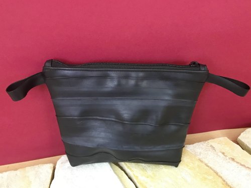 Schwarze Waschtasche mit Schlaufen zum Aufhängen